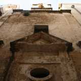 l�intero edificio si chiude con una cornice coronata da un campanile a vela
